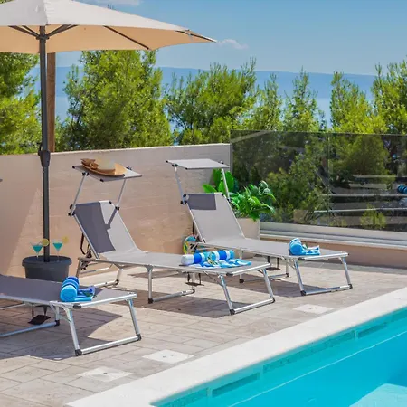 Zarello With Private Pool Next To The Sea Split