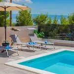 Zarello With Private Pool Next To The Sea Сasa de vacaciones Split