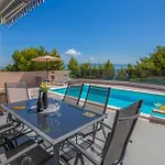 Сasa de vacaciones Zarello With Private Pool Next To The Sea Split
