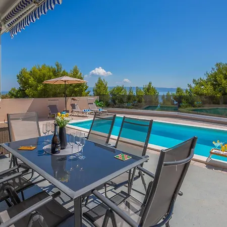 בית נופש Zarello With Private Pool Next To The Sea ספליט