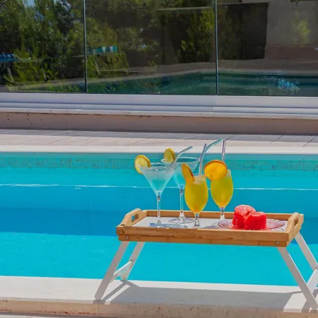 בית נופש Zarello With Private Pool Next To The Sea ספליט