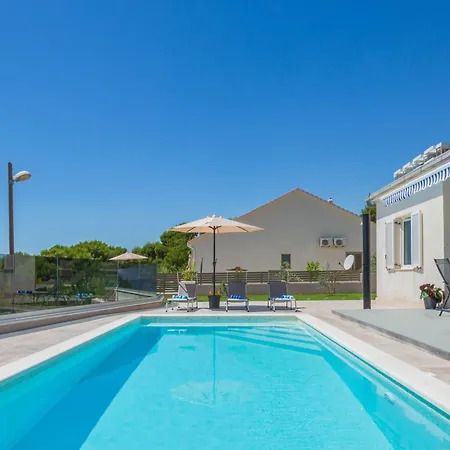 Zarello With Private Pool Next To The Sea سبليت