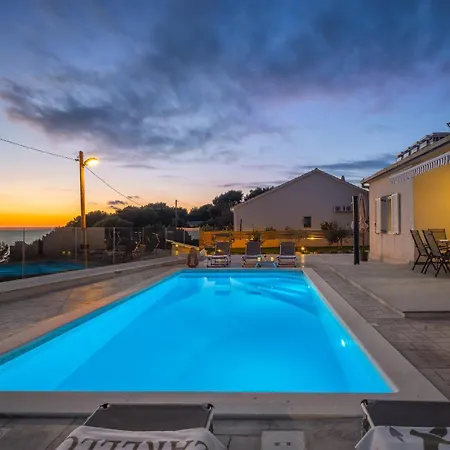 בית נופש Zarello With Private Pool Next To The Sea ספליט