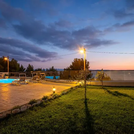 בית נופש Zarello With Private Pool Next To The Sea *